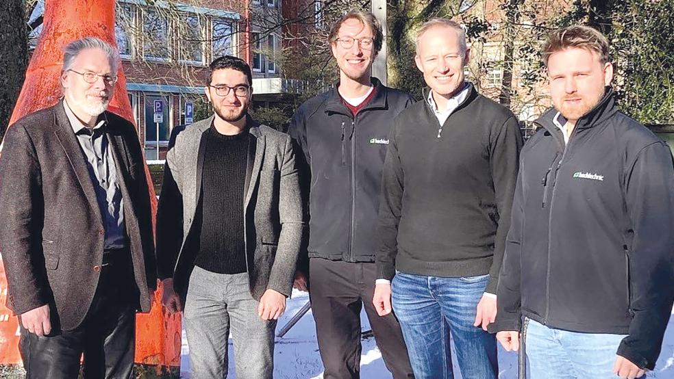 Kamen zum »Kick-off-Meeting« für ihr gemeinsames Projekt am Maritimen Campus in Leer zusammen (von links): Prof. Dr. Marcus Bentin, Dekan des Fachbereichs Seefahrt und Maritime Wissenschaften an der Hochschule Emden/Leer, Projektmitarbeiter Adnan Hasan (Hochschule Emden/Leer), Arne Hühn, Frank Arntjen und Niklas Orth (alle hochtechnic GmbH).  © Foto: Hochschule