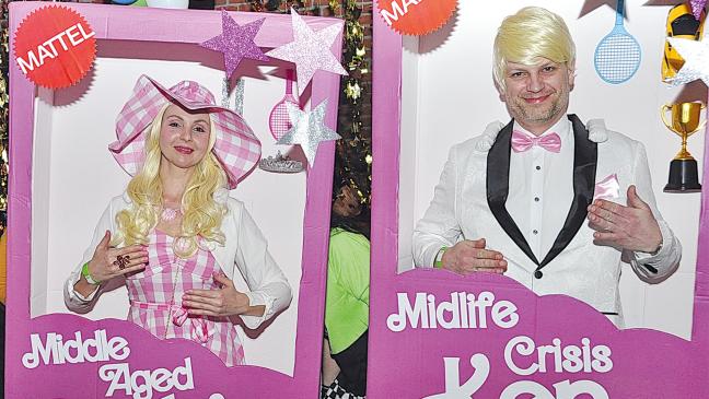 Närrische Bingumer in kreativen Kostümen