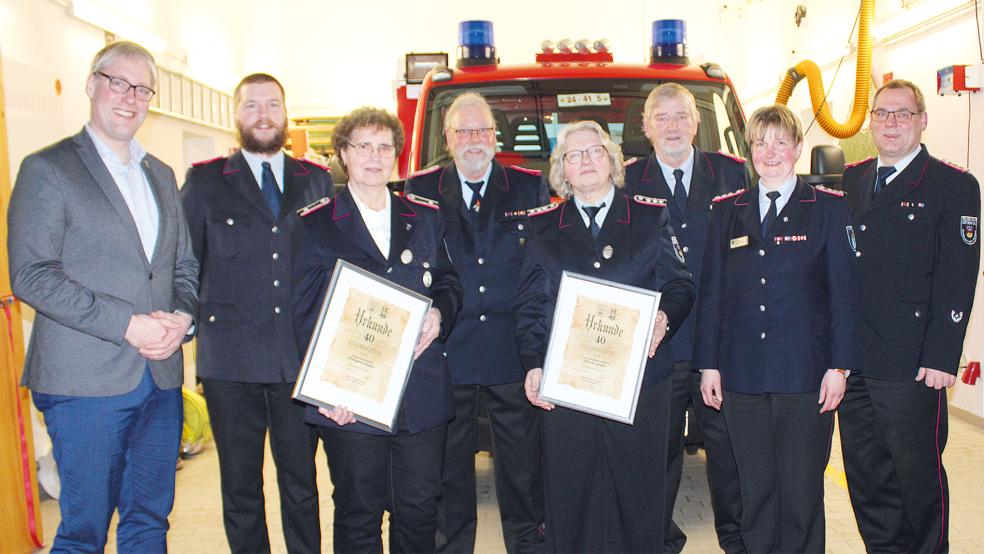 Ehrende und Geehrte (von links): Bürgermeister Heiko Abbas, Ortsbrandmeister Klaas-Enno Haken, Hildegard Hanken (mit Urkunde), Ehrenortsbrandmeister Freerk Spekker, Elfriede Spekker (mit Urkunde), Ehrenstadtbrandmeister Gerhard Dekker, stellvertretende Vorsitzende der Kreisfeuerwehr Tanja de Freese und Stadtbrandmeister Jörg Fisser.  © Foto: Rand (Feuerwehr)