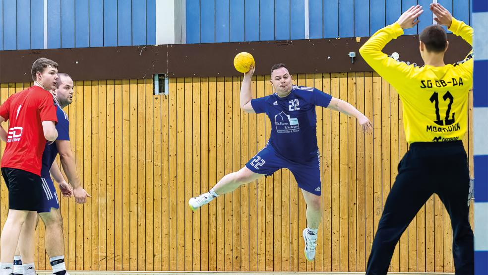 Florian Häfner (am Ball) erzielte ein Tor für Holthusen und war damit einer von elf verschiedenen TuS-Torschützen.  © Foto: Jungeblut