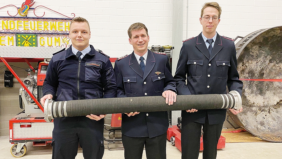Jörg Rösing (Mitte) ist neuer Gerätewart der Feuerwehr Jemgum und kümmert sich mit Sören Spin (links) und Jannik Wilms als seine Stellvertreter auch um die A-Schläuche.  © Fotos: Kuper