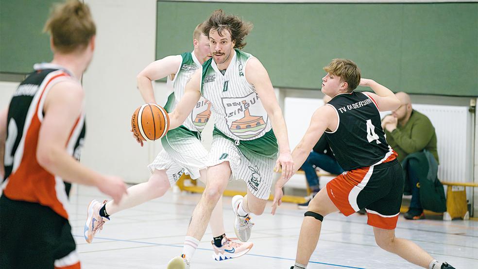 Die Bingumer Basketballer zeigten in der heimischen Halle einige schöne Spielzüge, mussten sich den Gästen aus Oldenburg aber verdient geschlagen geben.  © Foto: Zuidema