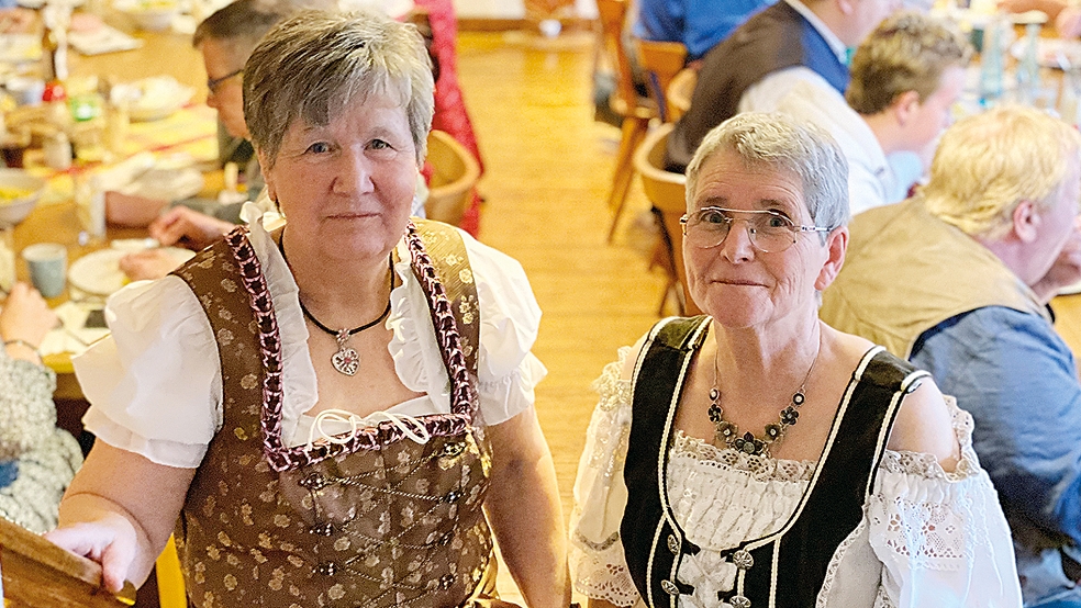 Zünftig im Dirndl bewirten Klara Kaput (links) und Monika Berndt die Gäste der »Hüttenjause« mit Spezialitäten der Alpenregion.  © Fotos: Kuper