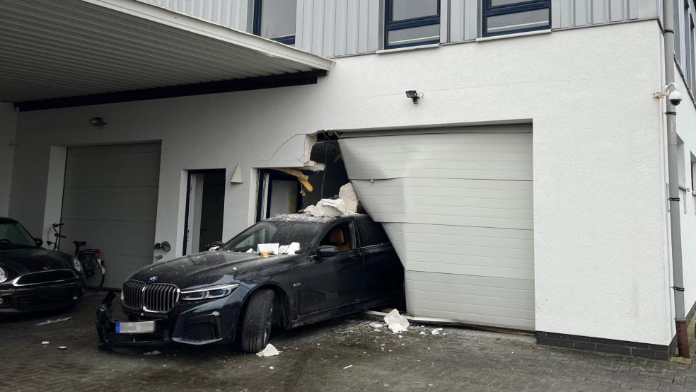 Das Gebäude, in das der BMW rückwärts hinein gefahren war, wurde erheblich beschädigt und musste vom Technischen Hilfswerk abgestützt werden. © Feuerwehr/Hilko Eiben
