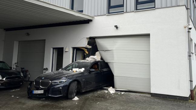 Auto fährt rückwärts in Gebäude - Frau wird verletzt