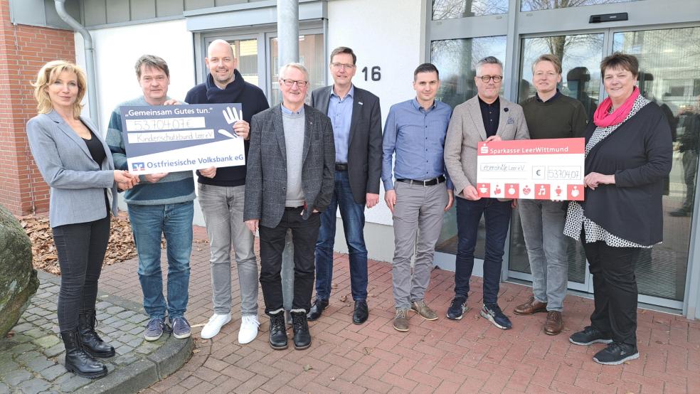 Bei der Scheckübergabe (von links): Tanja Siemermann-Neuhaus, Christian Hildebrandt (beide Kinderschutzbund Leer), Hennig Kruse (Werbegemeinschaft Leer) und Richard Heeren (Kinderschutzbund Leer), Erwin Koops (Lebenshilfe Leer), Derk Schüür, Andreas Fricke (beide Werbegemeinschaft Leer), Christian Brahms und Jutta Blank (Lebenshilfe Leer).  © Lebenshilfe