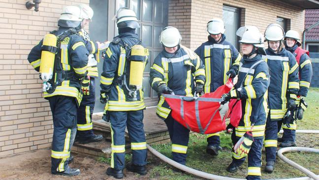 Holthuser Wehr übt Löschangriffe und Menschenrettung