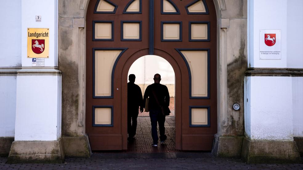 Das Landgericht Aurich verurteilte den 26-Jährigen am Dienstag wegen insgesamt 46 Drogentaten zu einer Freiheitsstrafe von drei Jahren und sechs Monaten und ordnete die Unterbringung in einer Entziehungsanstalt an. © Schuldt (dpa/Symbolfoto)