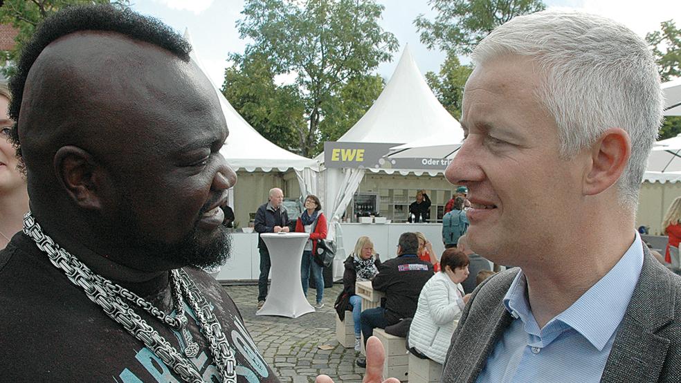 Der Wittmunder Keno Veith im Gespräch mit dem Leeraner Landrat Matthias Groote.  © Foto: Szyska