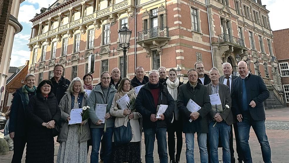 Drei Frauen und sieben Männer erhielten ihre Zertifikat für Stadtführungen durch Leer.  © Foto: Ammermann