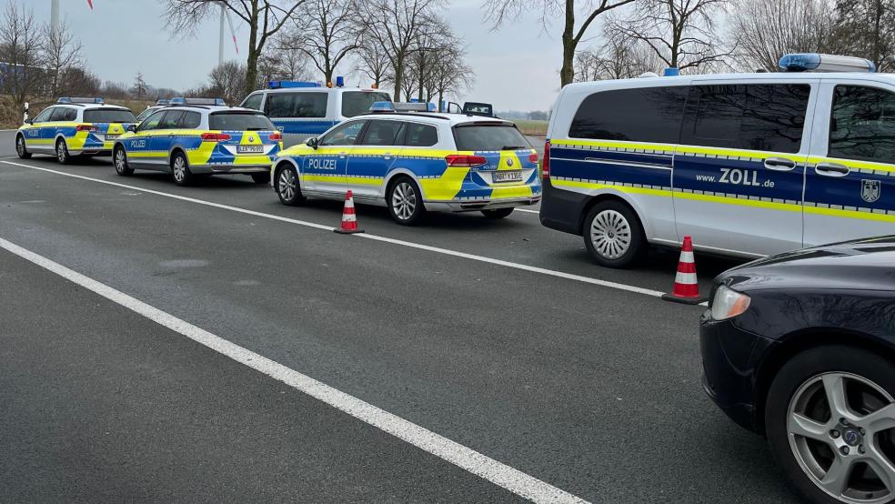 Die Polizei kontrollierte hunderte Fahrzeuge auf dem Parkplatz Rheiderland. © Polizei