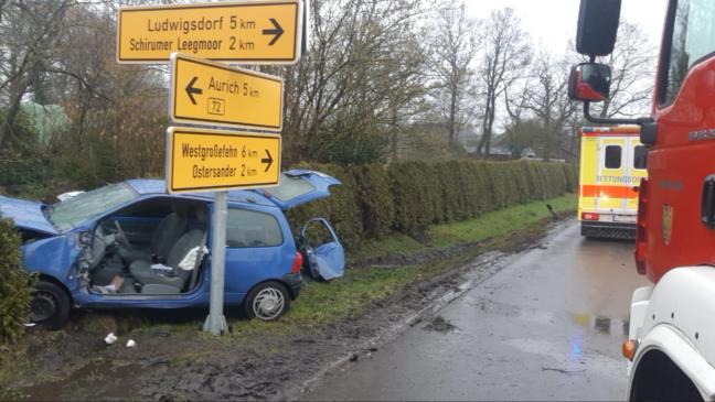 Feuerwehr rettet Mann aus Fahrzeug