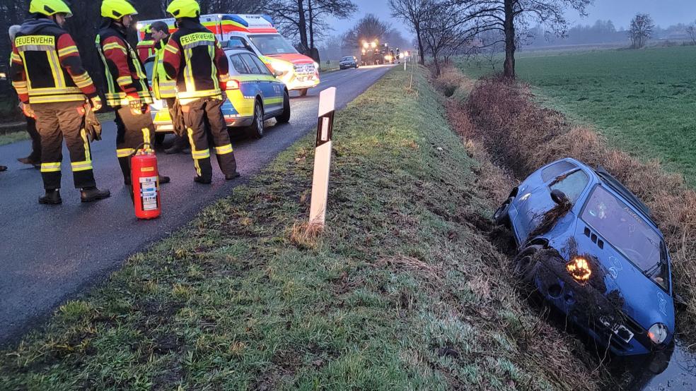 Mit seinem Auto verunglückt ist heute Morgen ein Autofahrer aus dem Landkreis Aurich. Er war in Boekzetelerfehn einem Tier ausgewichen, das über die Straße lief und landete mit seinem Auto im Graben. © Wolters