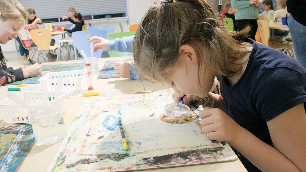Verschiedene Experimente führen die Erst- und Zweitklässler jeden Nachmittag durch. Dabei nutzen sie fast ausschließlich Alltagsgegenstände.  © Foto: Busemann