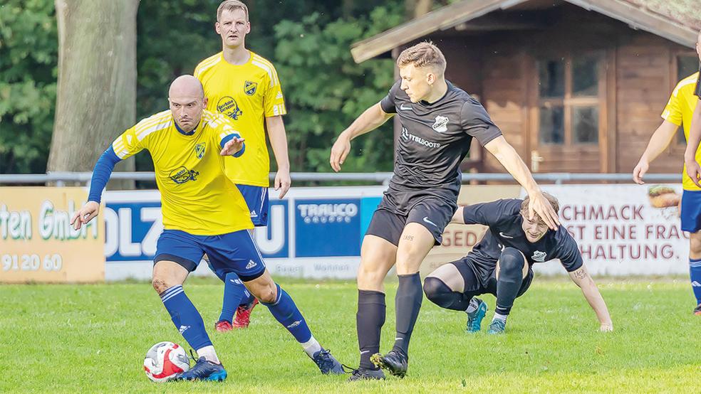 Denis Ibraimi (am Ball) und der TuS Weener haben unter anderem gegen Viktoria Flachsmeer II (schwarze Trikots) unnötig Punkte liegen gelassen, findet Trainer Ingo Groen.  © Foto: Jungeblut