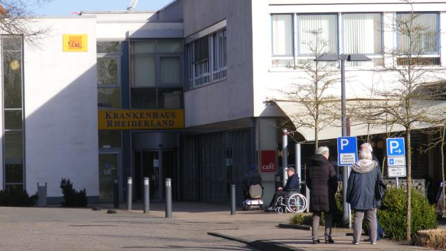 Unfall auf Parkplatz beim Krankenhaus