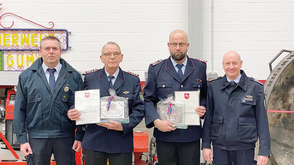 Jemgums Gemeindebrandmeister Jan Remmers (links) und sein Stellvertreter Stephan Hilbrands (rechts) ehrten (von links mit Urkunden) Theo Beekmann und Detlef Smidt für 50 bzw. 40 Jahre Mitgliedschaft in der Feuerwehr Jemgum.  © Foto: Kuper