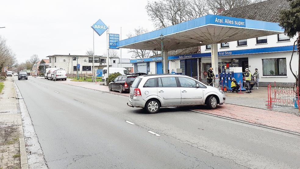 Noch ist bei Aral viel los. Bald wird es in Bunde allerdings nur noch eine Tankstelle geben.  © Fotos: Berents