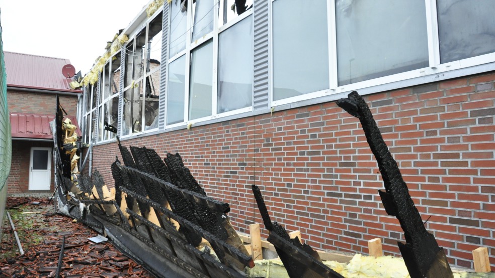 100 Feuerwehrleute waren in der vergangenen Nacht im Einsatz in Neermoor, die Sporthalle neben der Grundschule wurde durch ein Feuer komplett zerstört. © Wolters