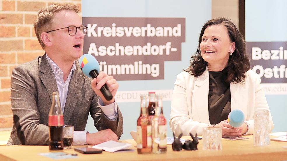 CDU-Generalsekretär Carsten Linnemann und die Bundestagsabgeordnete Gitta Connemann im Gespräch mit den Parteimitgliedern in der »Rhederei«.  © Foto: CDU