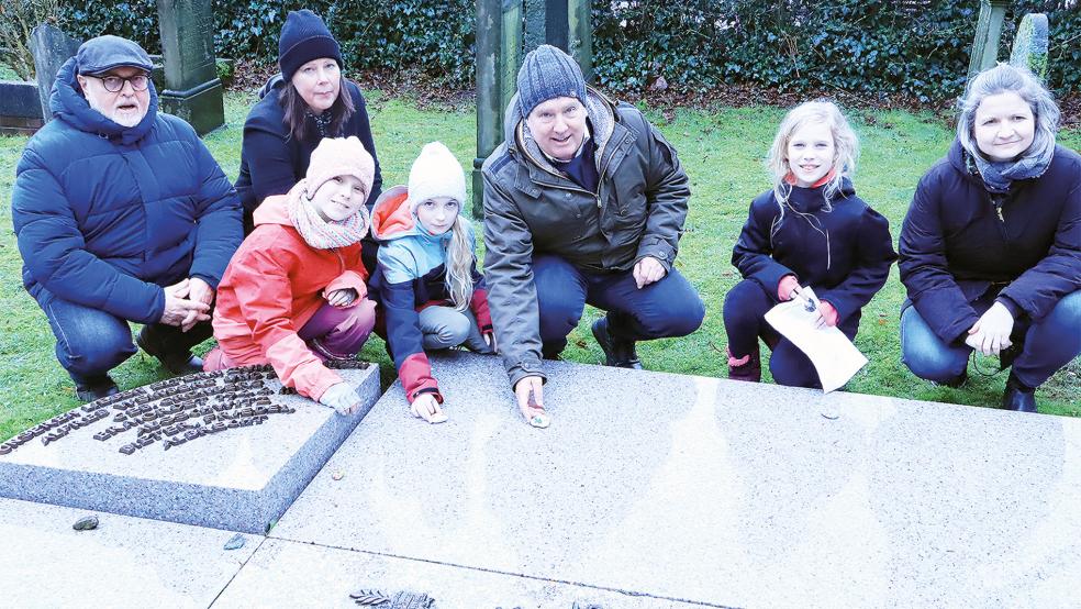 Die Schülerinnen Jannika, Hanna und Emma (von links) legten mit Stadtpastor Ralph Knöfler, Superintendentin Christa Olearius, Bürgermeister Claus-Peter Horst und der Leiterin der Ehemaligen jüdischen Schule, Susanne Bracht, bunt bemalte Steine auf das Grab von Friedel und Dieter Weinberg.  © Foto: Ammermann