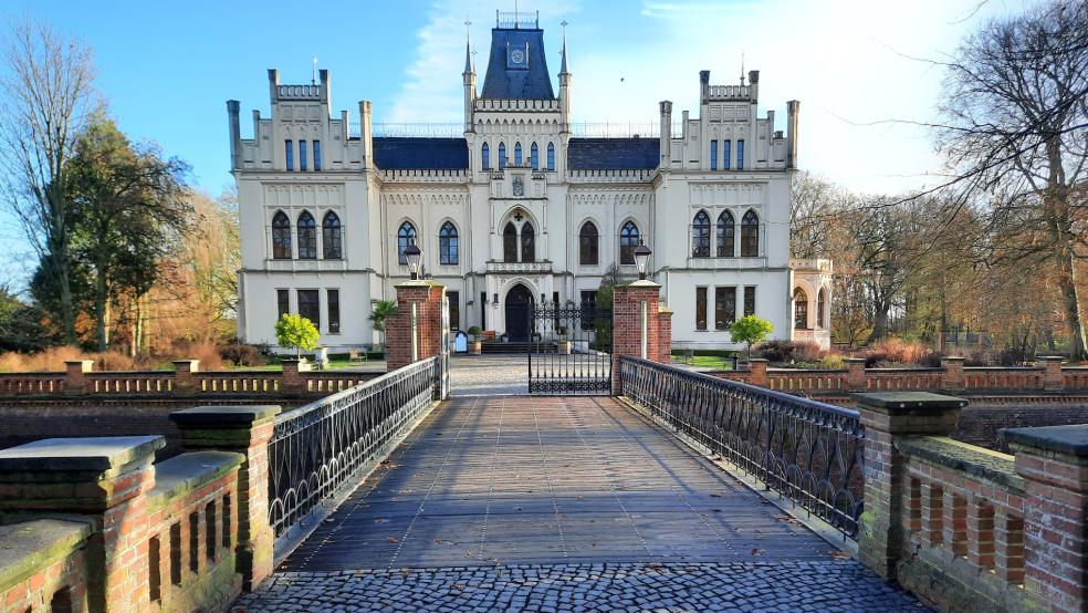 Die Brücke zum Vorplatz der Evenburg muss nicht nur saniert, sondern auch verstärkt werden. © Szyska