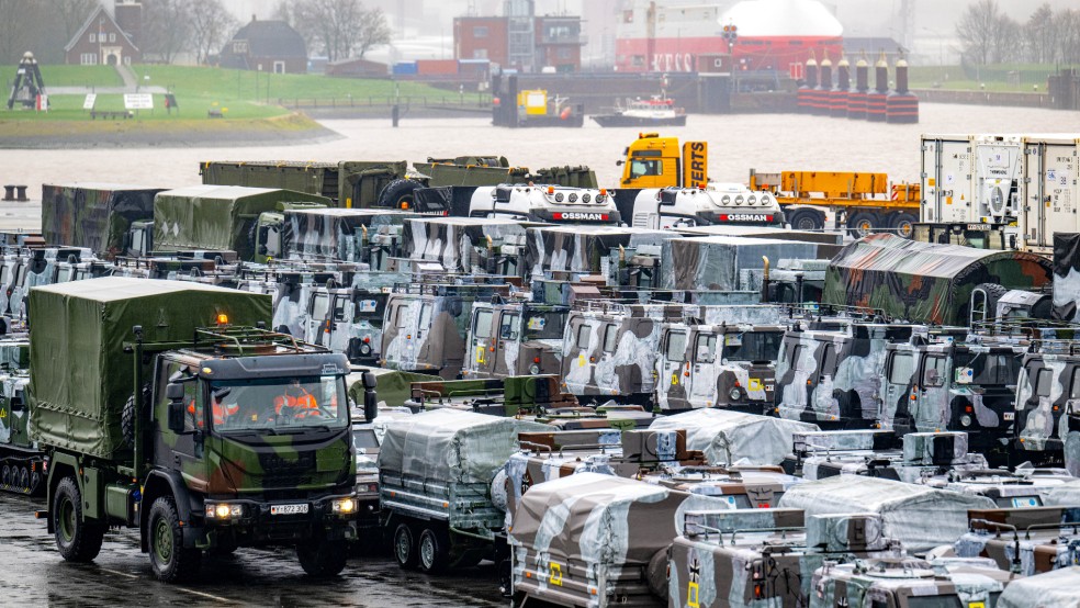 Fahrzeuge und Material der Bundeswehr werden im Seehafen von Emden verladen. Das Material ist bestimmt für die Teilübung Grand North im Norden Norwegens.  © dpa