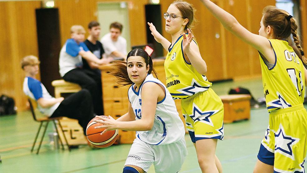 Ceyda Colak (am Ball) war von Oldenburg nur selten zu halten. Zwölf Punkte und zwei Dreier gelangen der 13-Jährigen.  © Foto: privat