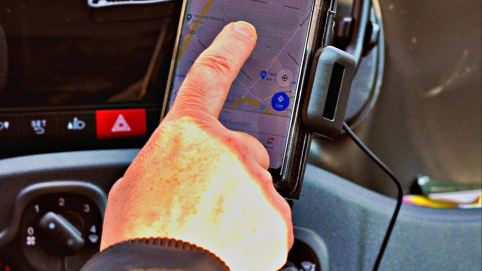 Während der Fahrt ein Handy zu bedienen, ist nun mal verboten, deshalb hielt die Polizei jetzt auch einen 25-Jährigen in Leer an. Der hatte noch mehr zu verbergen. © Pixabay