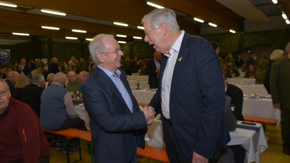 Sie kennen sich aus alten Zeiten: Bernhard Bramlage (links) begrüßt Reinhold Robbe. © Wolters