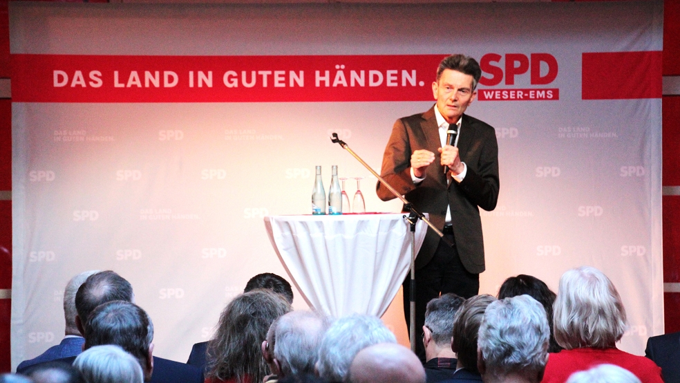Als Hauptredner begrüßten die SPD-Ortsvereine der Stadt Leer den Vorsitzenden der SPD-Bundestagsfraktion, Rolf Mützenich. © SPD/Silke Menge