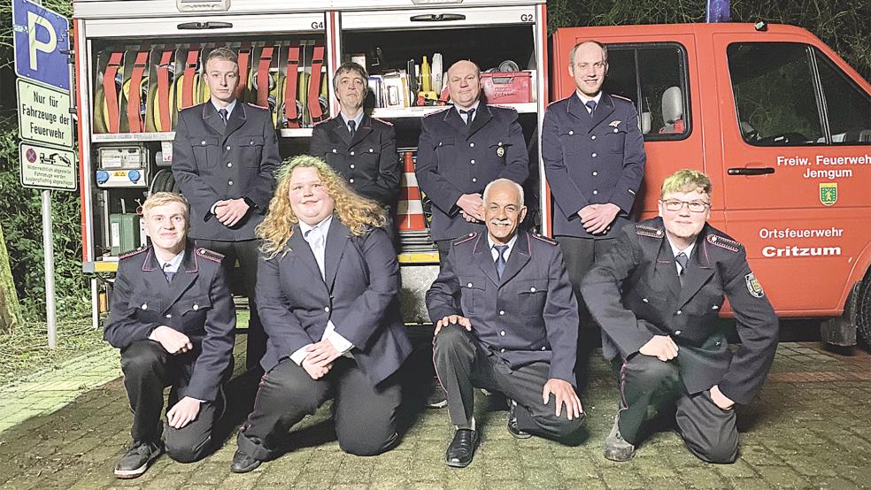 Acht Feuerwehrleute erhielten in Critzum neue Rangabzeichen: (jeweils von links) vorne Heije van Lessen, Tatjana Strauß, Ali Al-Durie und Jannes Hensmann, dahinter Nico Behrends, Carsten Zimmermann, Jan van Lessen und Hendrik Spekker.  © Kuper