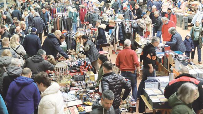 Großer Andrang bei Flohmarkt in Leer