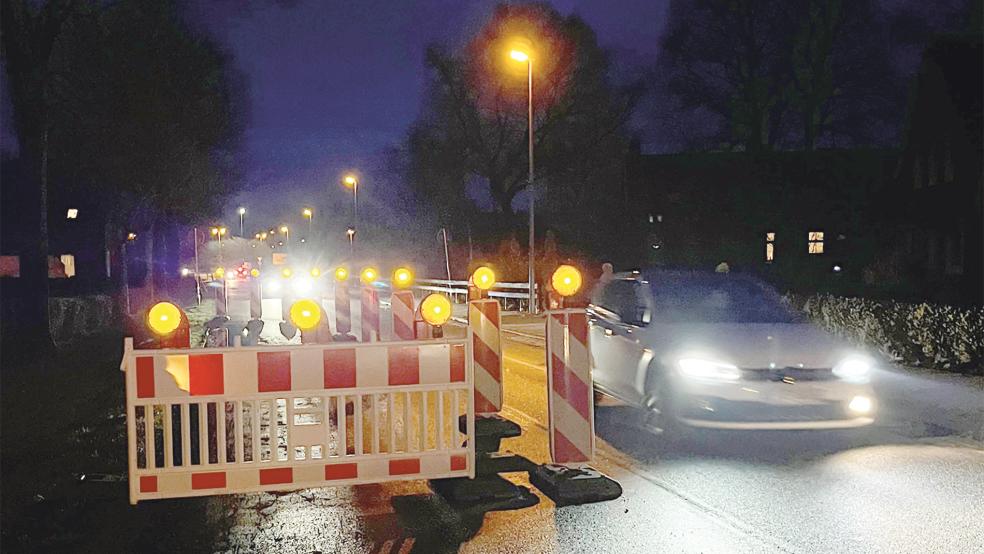 Mit Sperrbaken abgeriegelt ist dieser marode Bereich der Fahrbahn der L31 kurz vor dem Stapelmoorer Kreisel. Die Fahrbahn ist aus Sicherheitsgründen hier halbseitig gesperrt.  © Foto: Hoegen