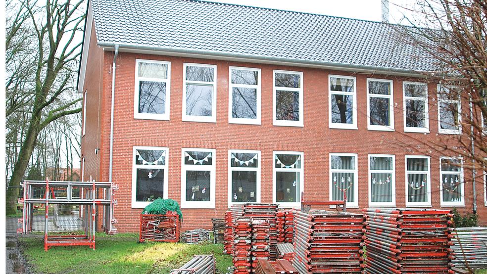 Auch wenn noch Gerüstteile vor der Schule lagern, die Sanierungsarbeiten am Dach sind so gut wie beendet.  © Foto: Hoegen