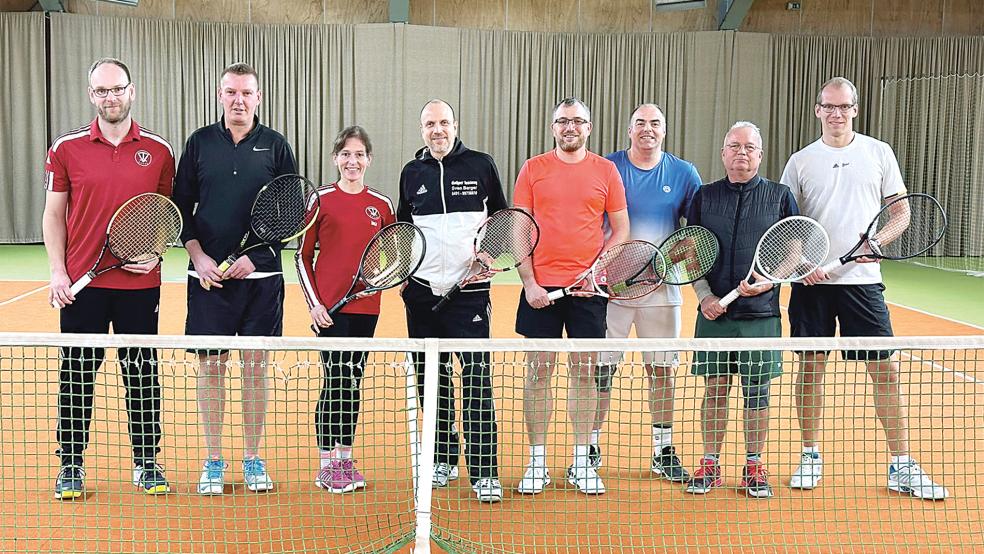 Trafen im Finale des Rheiderland-Cups aufeinander: Markus Relotius, Gerhard Wilms, Insa Franzen und Ralph Bielefeld vom TV Bunde sowie Kai Perez, Lars Oeljeschläger, Sönke Kempe und Lutz Petersen vom RSV Emden.  © Fotos: Jungeblut