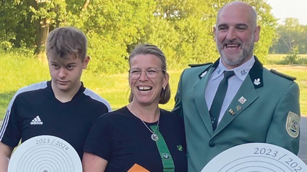 In Feierlaune: Schützenkönig Stefan Brink mit seiner Königin Tina und Jungschützenkönig Mathis Leggedör.  © Foto: Schützenverein Diele