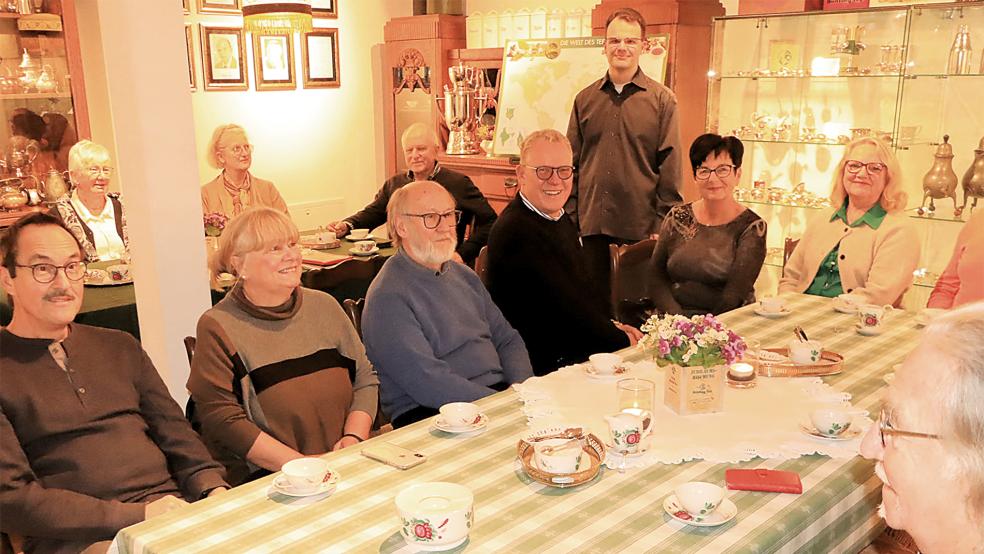Der wissenschaftliche Mitarbeiter des Museums, Henning Priet (stehend), hielt vor den Mitgliedern von »Slow Food Ostfriesland« den Vortrag zum Thema »Nachhaltigkeit«.  © Foto: Ammermann