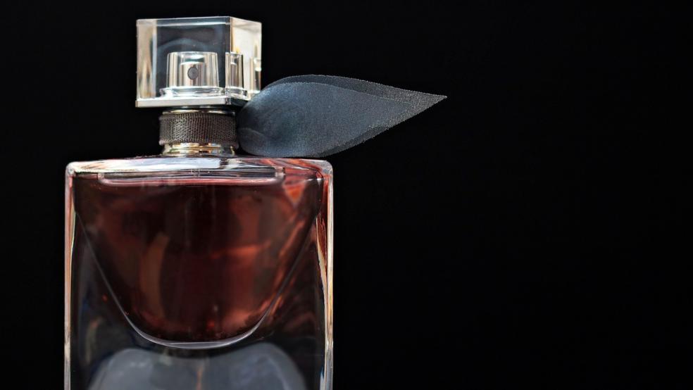 Auf teures Parfum, hier ein Symbolbild, hatte es ein 29-Jähriger abgesehen. Die Polizei stellte ihn nach einem Ladendiebstahl in einem Drogeriemarkt. © Pixabay