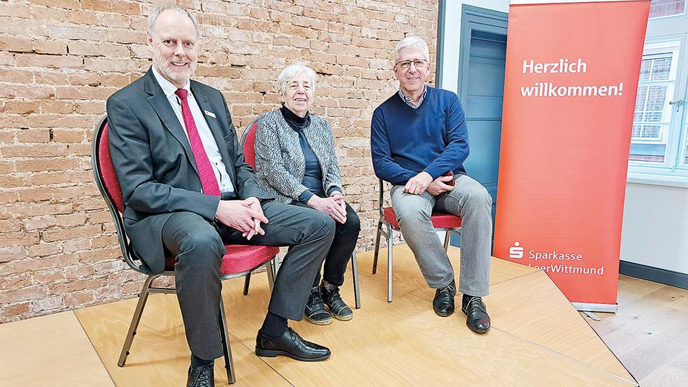 Auf der mobilen Bühne im großen Veranstaltungssaal des neuen Bürgerhauses (von links): Carsten Rinne, Vorstandsvorsitzender der Sparkasse LeerWittmund, mit Henriette Remmers und Walter Eberlei vom Vorstand des Bürgerhaus-Vereins.  © Foto: Szyska