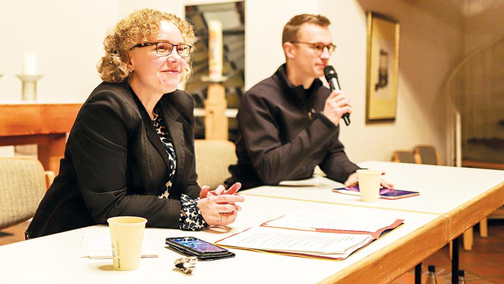 Dr. Julia Verlinden und Julian Pahlke sprachen in Leer über die Bedeutung von Klimaschutz-Investitionen.  © Foto: Wahlkreisbüro Pahlke