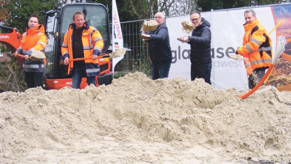 Beim symbolischen Baustart vor zwei Jahren herrschte in Jemgum noch beste Stimmung. Bei Gewerbetreibenden und Privatleuten an der Hofstraße, die Verträge für eine schnelle Internet-Verbindung abgeschlossen haben, aber bislang vergeblich auf den Anschluss ans Netz warten, ist die Laune mittlerweile allerdings im Keller.  © Archivfoto: Szyska