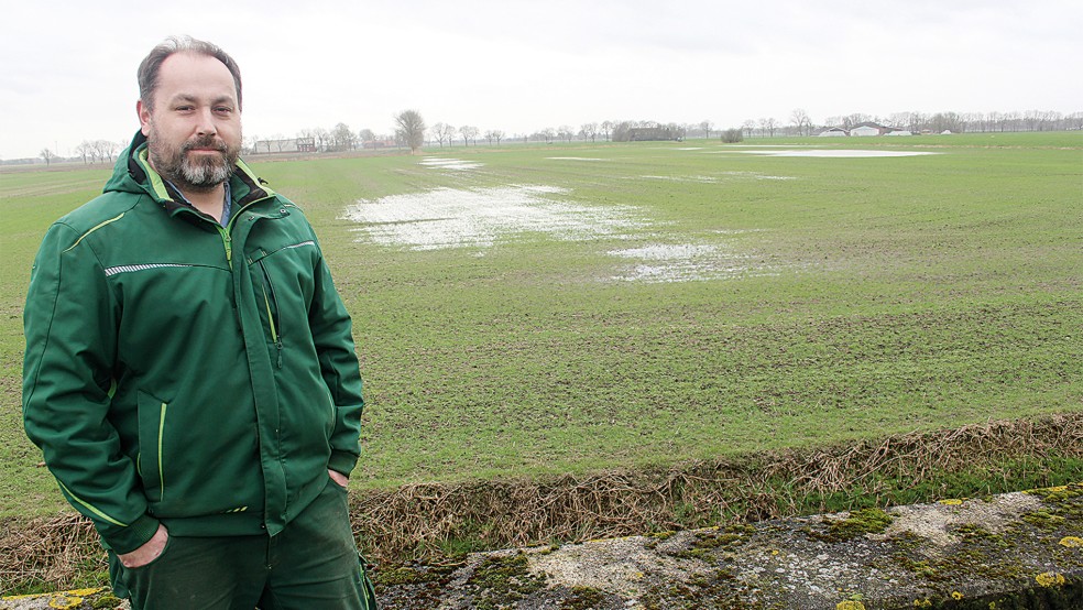 Georg Penon aus Bunderneuland pflanzte auf seinem Feld Luzernen, die durch das Wasser stark beschädigt wurden.  © Foto: Busemann