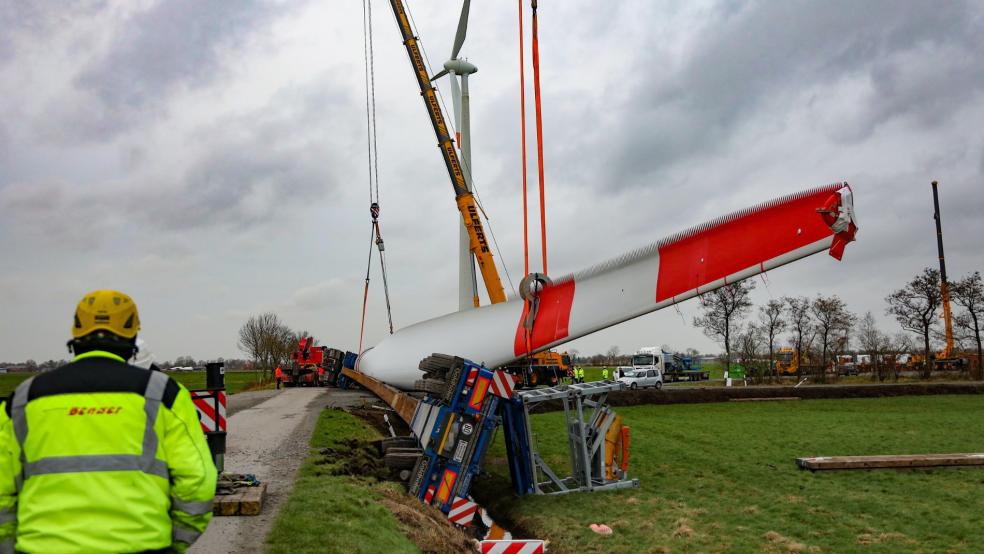 Aufwendig ist die Bergung des Schwertransporters, der in der Nacht zu Dienstag im Windpark Ihlow verunglückt ist. © Banik