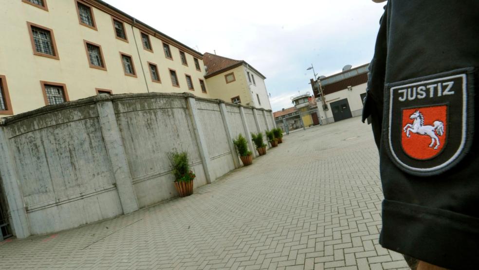 Ein Gefängnis-Trakt in der Justizvollzugsanstalt (JVA) Celle, hier ein Archivfoto. In der JVA sitzt Mädchenmörder Ronny Rieken ein. © Holger Hollemann/ dpa 