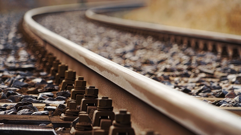 Für Gleisbauarbeiten im Bereich des Bahnübergangs wird eine Großbaumaschine eingesetzt, sodass zeitweise eine Sperrung erforderlich ist. © Pixabay (Symbolfoto)