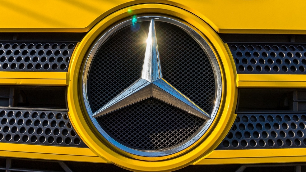 Der gelbe Lkw der Marke Mercedes war am Montagabend im Außenbereich der Werkstatt abgestellt und verschlossen worden. © Pixabay (Symbolfoto)