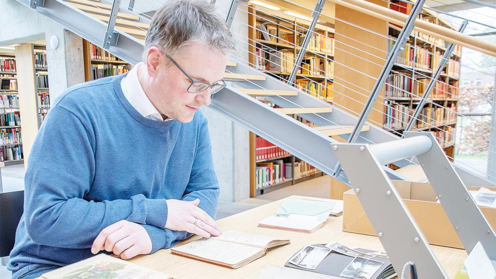 Der Leiter der Landschaftsbibliothek, Dr. Heiko Suhr, begutachtet den Nachlass von Martha Köppen-Bode.  © Foto: Ostfriesische Landschaft