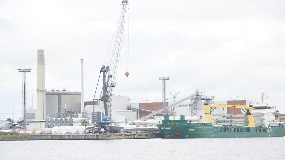 Symbol für die wirtschaftliche Bedeutung der Energiewende: Umschlag von Windrädern im Emder Hafen.  © Foto: Recke