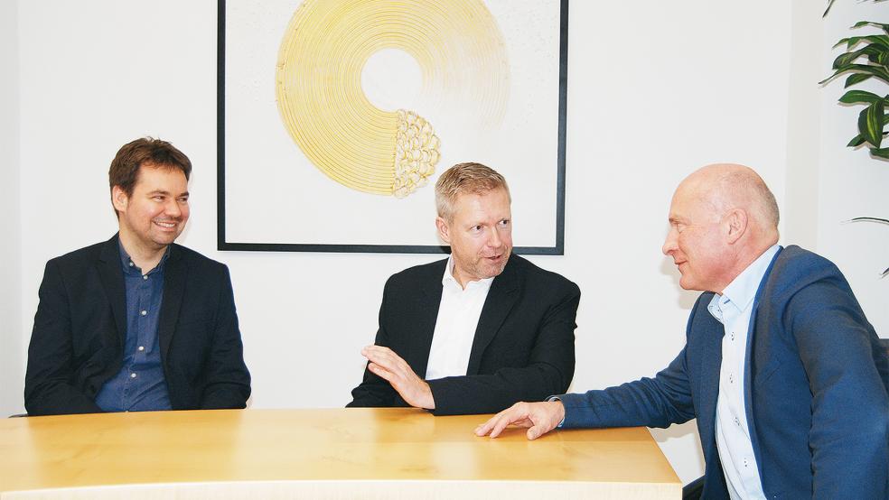 Gemeinsam einen Nenner finden: Die Richter Matthias Calame und Heiko Brahms diskutieren mit Amtsgerichtsdirektor Dr. Stefan von der Beck (von links) an dem halbrunden Tisch, der auch im neuen Mediationszimmer des Amtsgerichts steht.  © Foto: Hoegen